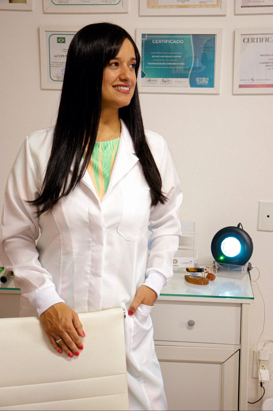 Rafaela França sorrindo no consultório